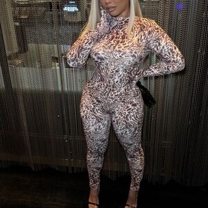 BBX BRAND JUMPSUIT SIZE SMALL WORN ONCE IN GREAT CONDITION